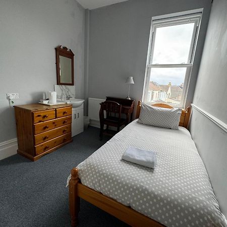 The Elms Guest House Bristol Filton Eksteriør billede